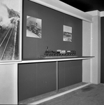 858593 Afbeelding van de tentoonstelling ter gelegenheid van de opening van het nieuwe N.S.-station Beverwijk.